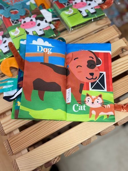 Книжка м&rsquo;яка  054-3  текстильна, 6 сторінок, прорізувач, пискавка, шелесткі елементи, тканини різної текстури,  2521 фото