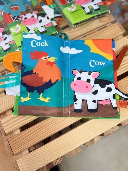 Книжка м&rsquo;яка  054-3  текстильна, 6 сторінок, прорізувач, пискавка, шелесткі елементи, тканини різної текстури,  2521 фото